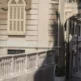 ...ecco aprirsi un piccolo arco in pietra sotto il quale si snoda una stradina in discesa puntellata da lampioncini: conduce direttamente in piazza del Mercantile, lasciandone intravedere uno scorcio